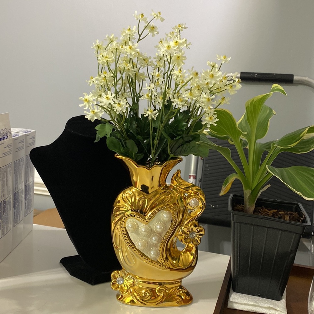 Flower base gold color with pearl brand new.
